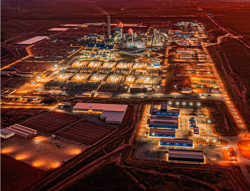 Vista aérea de um complexo industrial iluminado.